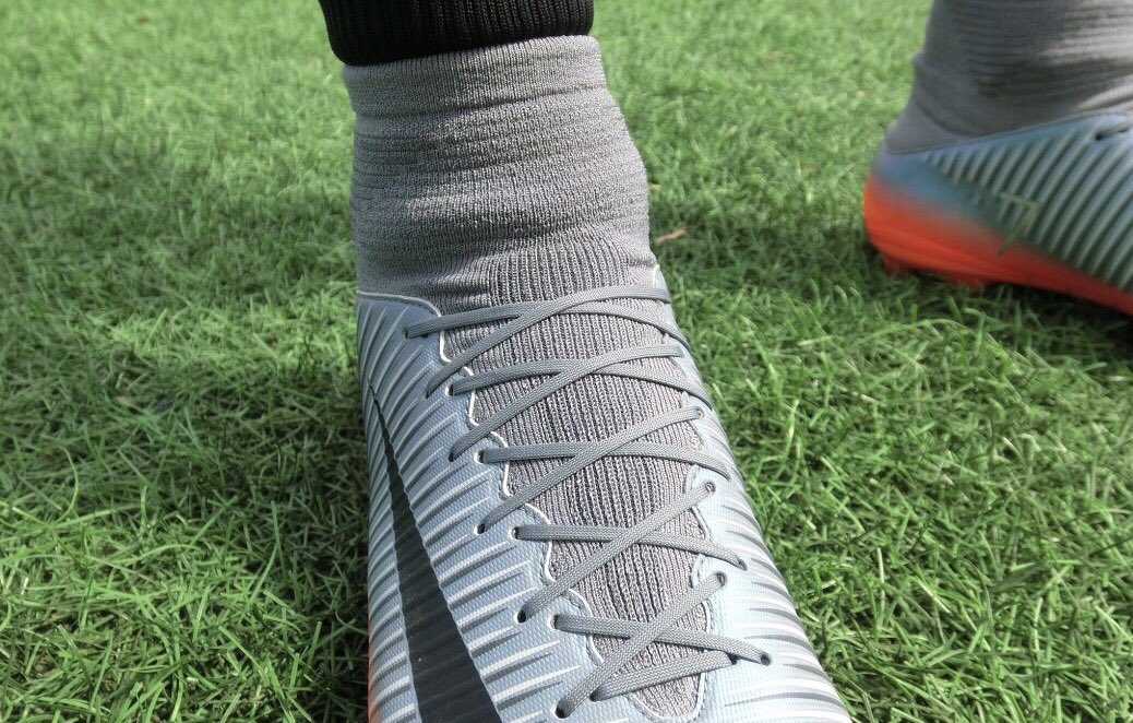 サッカースパイク Kohei Sblog Sur Twitter ハイカットのサッカースパイクの シューレース 靴ひも の結び目や輪っかを内部に収納しながら紐をしっかりと結ぶ方法を紹介 Amp 解説 T Co Vrgqfut1qj T Co Zpw1ve4l2q Twitter