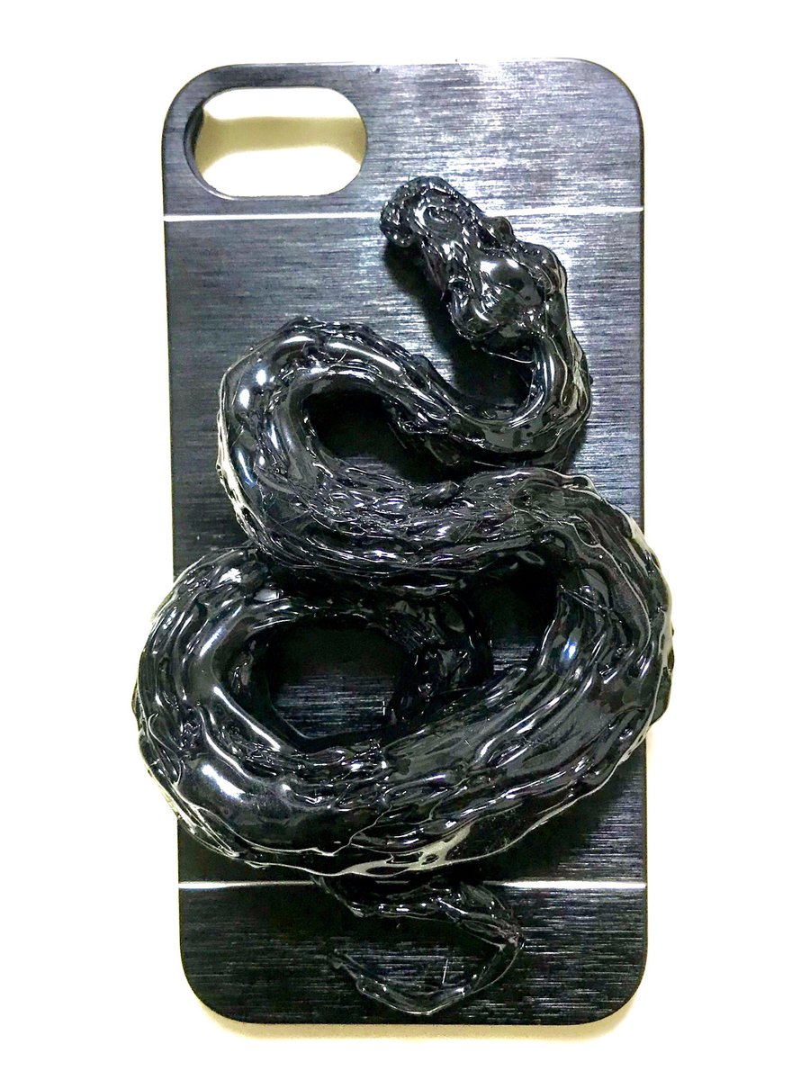 oleo_arts's tweet photo. ヘビ作った！！
この前のカエルの反省を活かしてスマホケースに直で盛っていった
かっこいいと思うけどスマホケースとしては使いやすさ0 https://t.co/QAPPLy2ykW