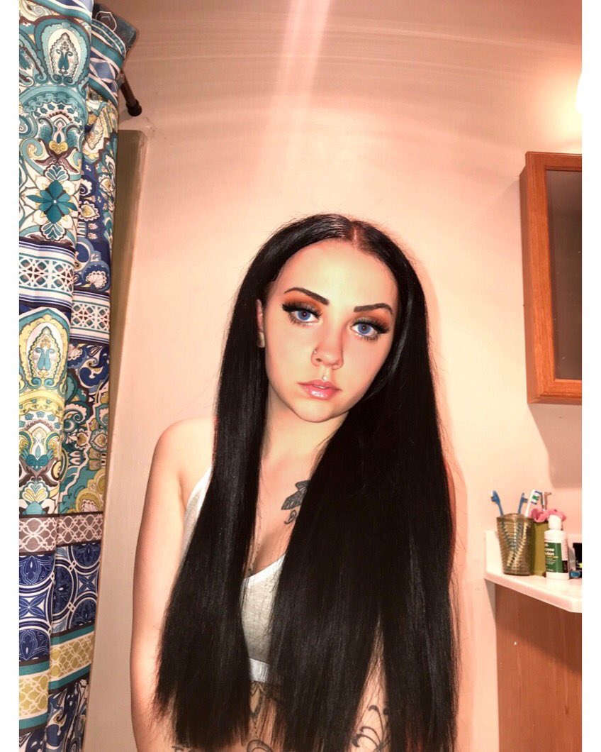 TheyLoveMariah_'s tweet photo. First time doing a middle part 🤔 mixed emotions about it ❤️ https://t.co/lxXF1roi22