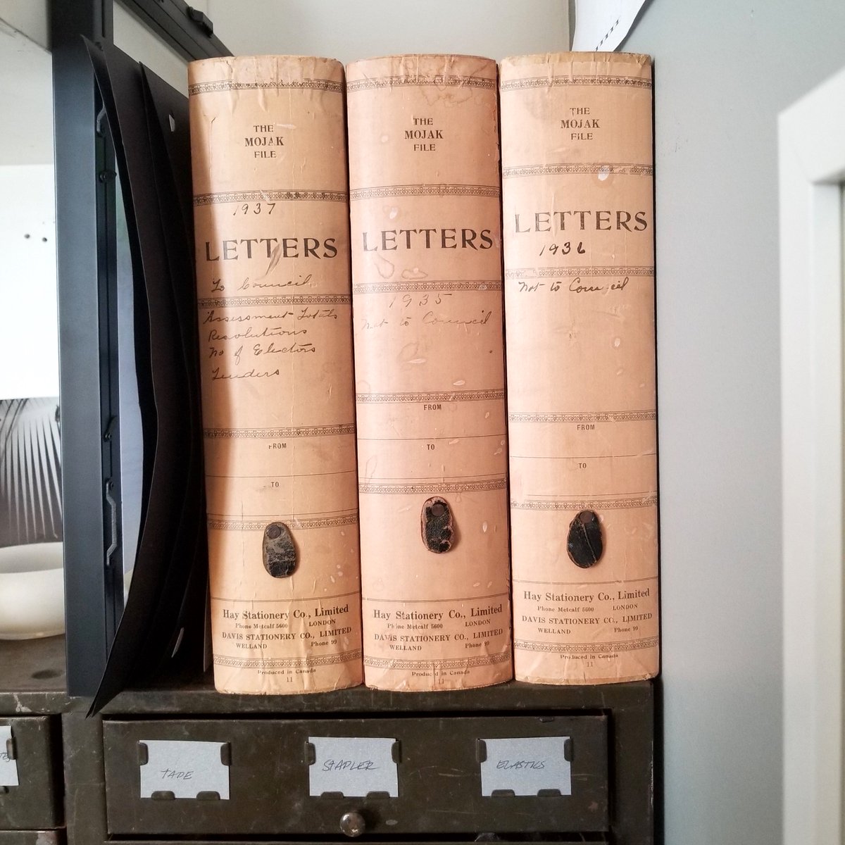 CaseyDesignPlan's tweet image. A hint of my vintage book collection, I love these for all the rich history they hold – would you guess these are folders and not books at all? 

#vintagestyle #oneofakind #antiqueobjects #classical #designsfromanothercentury #luxurydesign #interiordesignersofcanada #housestyling