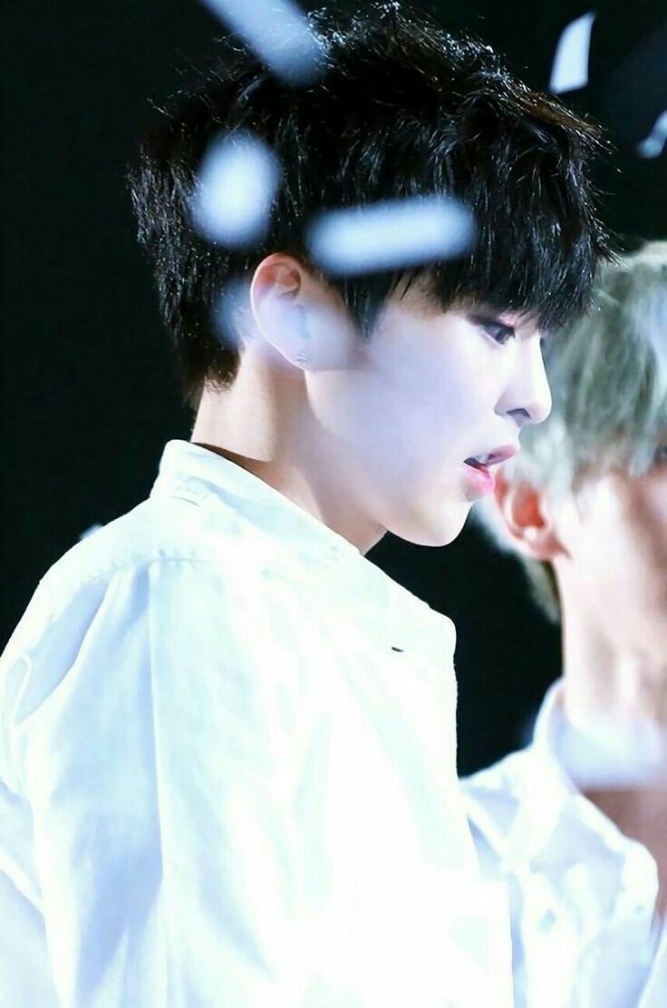 yourfirstl0v3's tweet photo. ему не 29 ему 4 я вам отвечаю #BBMAsTopSociaI EXO @weareoneEXO https://t.co/5gOI0dG3eT