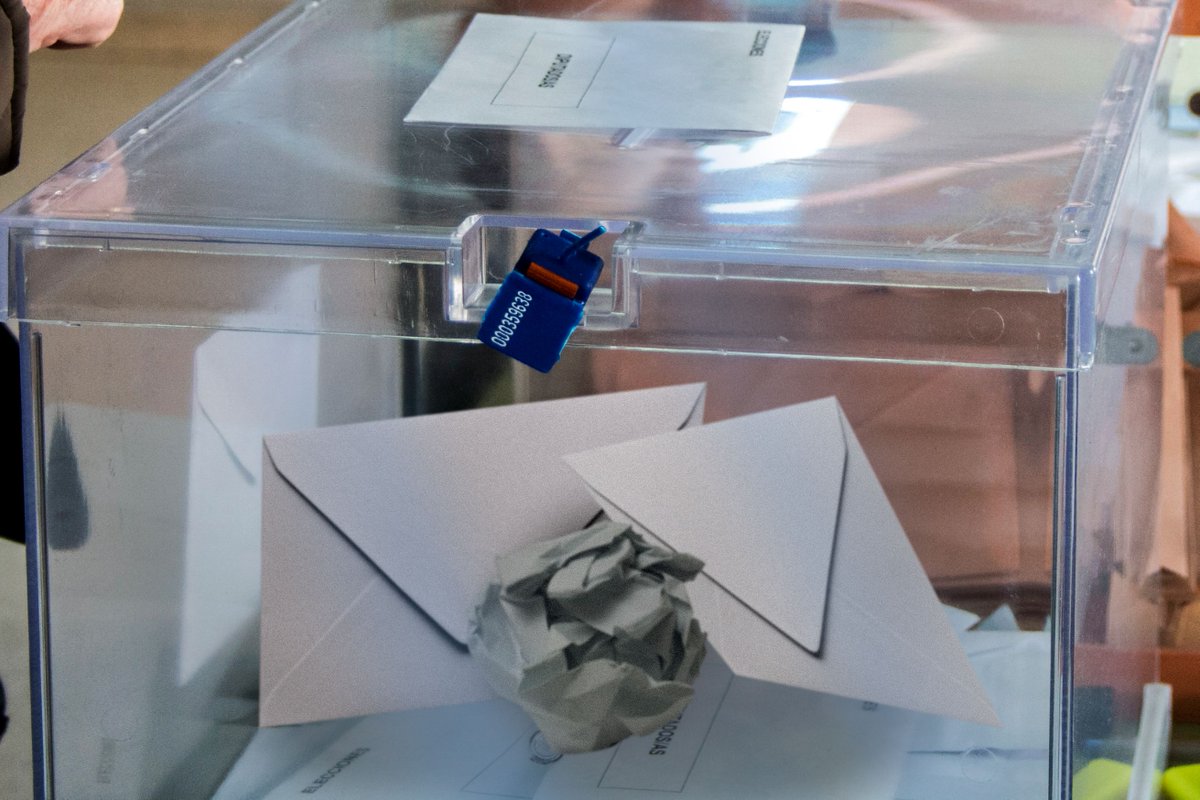 elmundotoday's tweet photo. ⚡️DIRECTO #28A  #eleccionesgeneralesEMT 
Varias papeletas de Vox agreden a papeletas de Unidas Podemos en el interior de una urna https://t.co/LyHUro3pnS https://t.co/W6w7HPPrJg