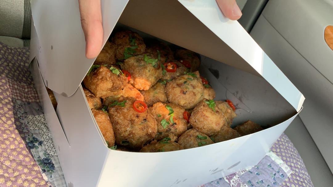 amrlakhmal's tweet photo. Hi korang ! Ibu saya ada jual tauhu bergedil isi padat terukkk and gemok. Boleh order untuk event tau. COD Selayang / Batu Caves / Sri Gombak. Tempat lain boleh dipertimbangkan . Tolong RT rezeki ibu saya. Thank you in advance 😘 ( adik suruh tweet ) https://t.co/frPoUmR9K0