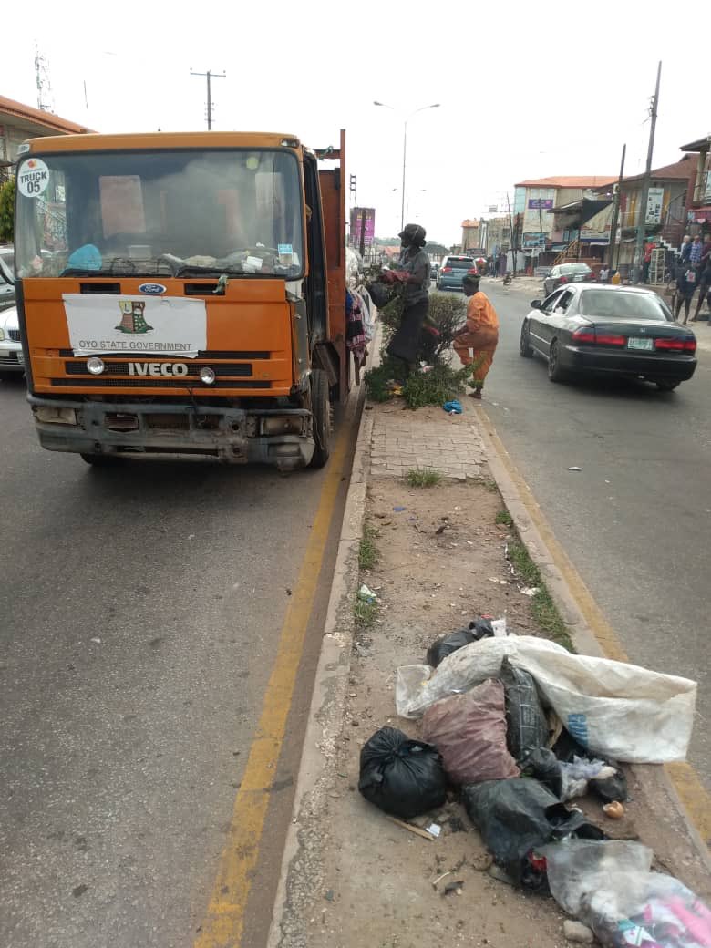WestAfricaENRG's tweet photo. Every nook and cranny we find waste; #bagit and #binit stop indiscriminate dumping of waste; Every N1 spent on waste save N5 in medical bills #patroniseyouPSP https://t.co/pWq76Kvf7k