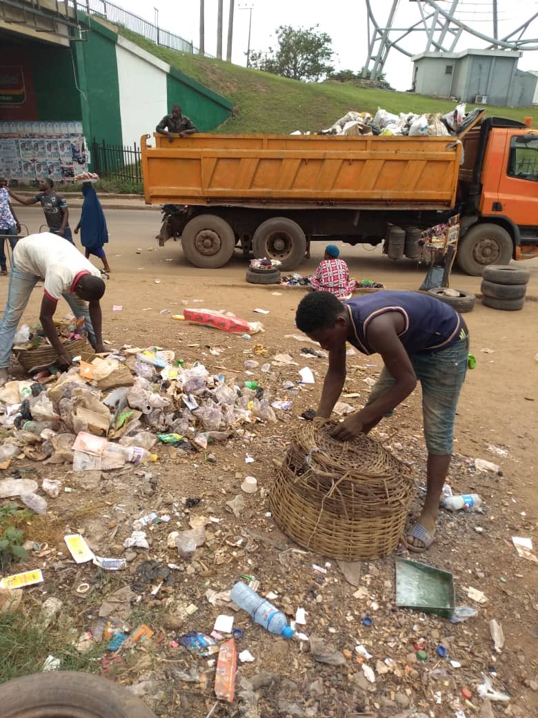 WestAfricaENRG's tweet photo. Every nook and cranny we find waste; #bagit and #binit stop indiscriminate dumping of waste; Every N1 spent on waste save N5 in medical bills #patroniseyouPSP https://t.co/pWq76Kvf7k