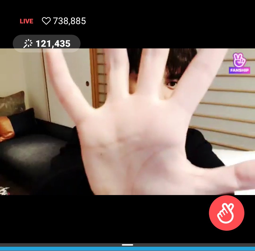 SyiqahR's tweet photo. Omg 😍😍😍 ... this is for you @doublebsoftie from @bin_gf .. haha #CHANWOO #iKON @YG_iKONIC #beautifulhand https://t.co/OC4zx6Dz6K