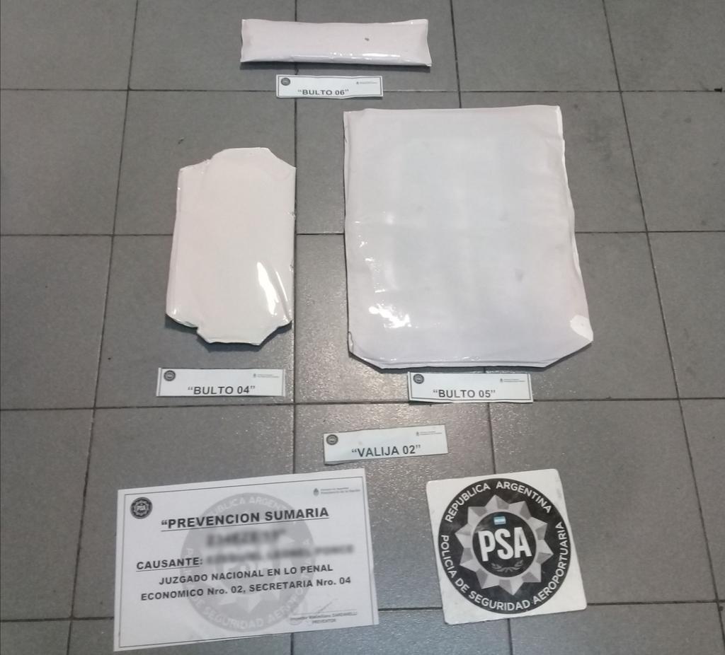 PatoBullrich's tweet photo. Salían del país con cocaína en las valijas. La @SeguridadPSA, con la ayuda de un perro antidrogas, la detectó, incautó y detuvo a los tres narcos que traficaban de Argentina a España. ¿Cómo la llevaban? Oculta en un doble fondo. Seguimos avanzando hacia #ArgentinaSinNarcotrafico https://t.co/BPB6glfIuh