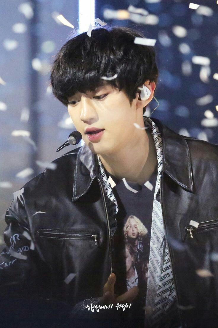 yourfirstl0v3's tweet photo. брюнет Чанель 🔥 #BBMAsTopSociaI EXO @weareoneEXO https://t.co/6XI5YE2oC8