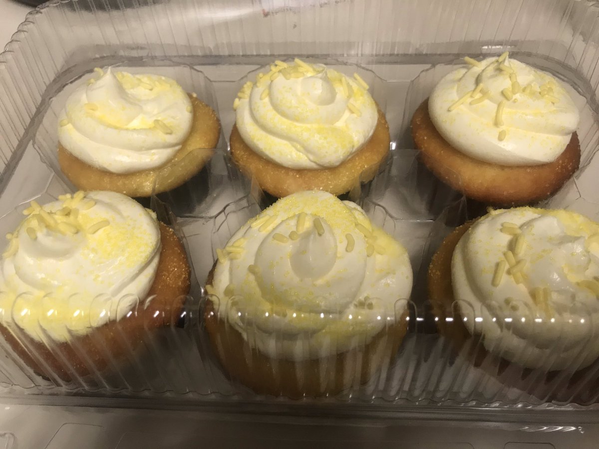 TstyGrl's tweet image. Mama Goose and her chickies☀️ 
#springishere #lemoncake #lemoncupcakes #birthdaycake #celebrationcake #homebaker