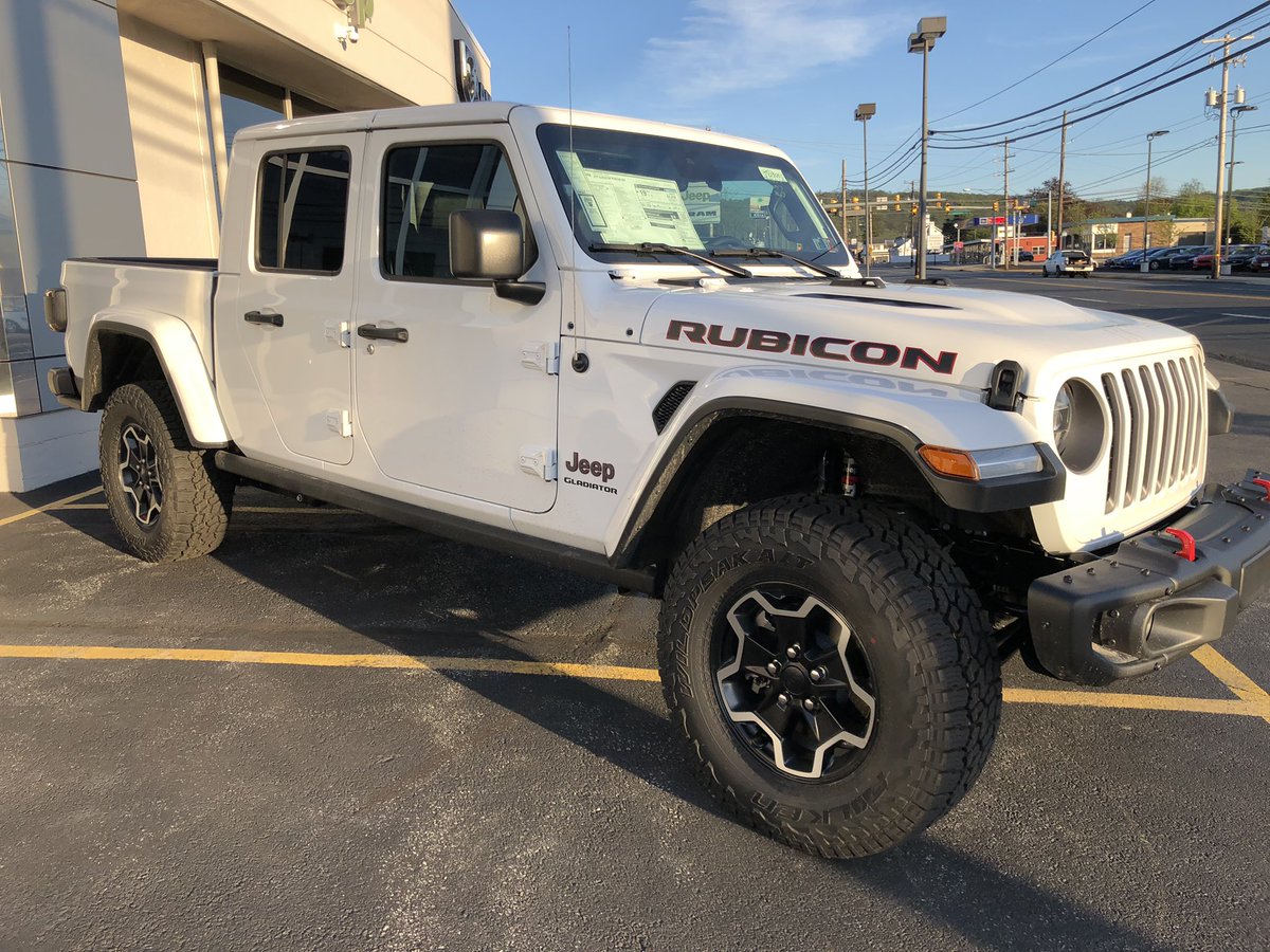 jeepfandotcom's tweet photo. Saw the first Gladiator in the wild today. Soon they will be among us. #jeep #jeepgladiator https://t.co/c43u3EyJr0