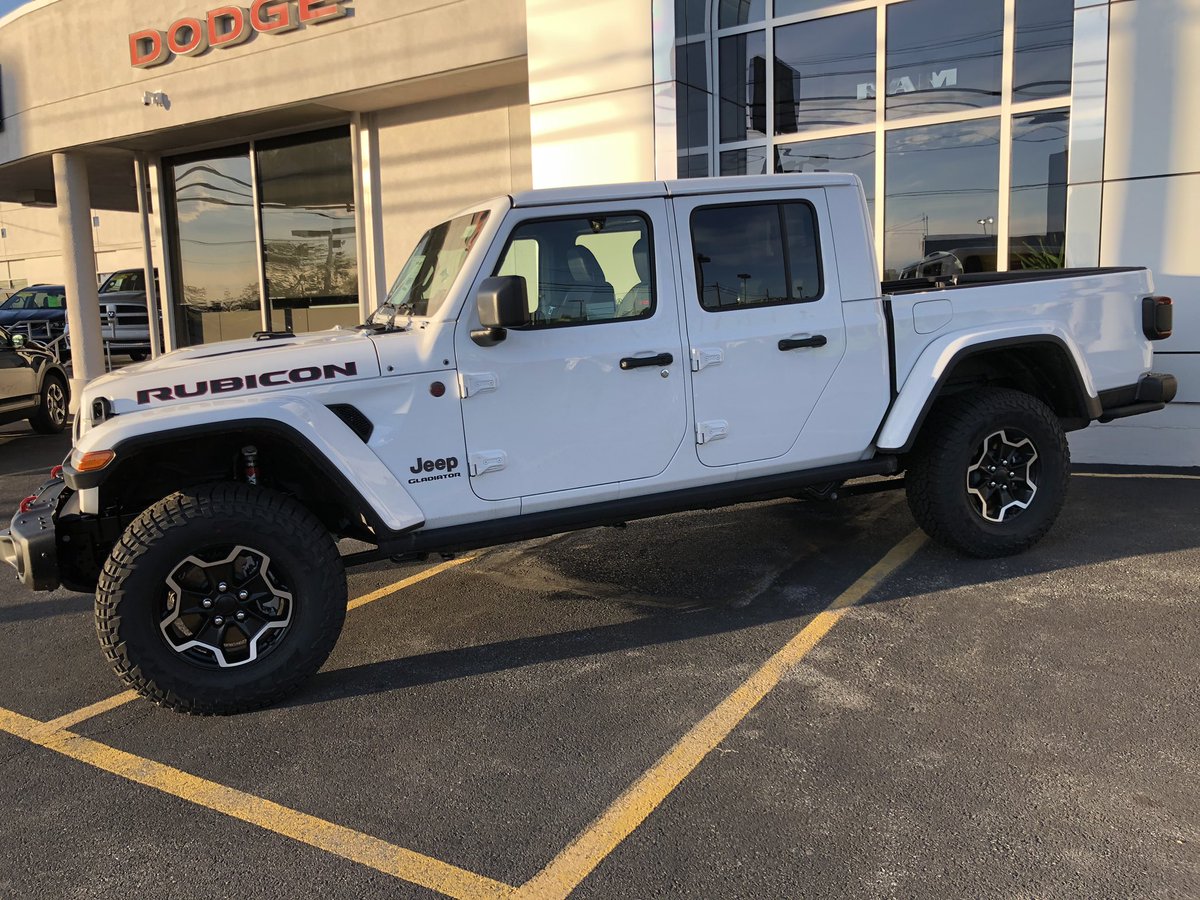 jeepfandotcom's tweet photo. Saw the first Gladiator in the wild today. Soon they will be among us. #jeep #jeepgladiator https://t.co/c43u3EyJr0
