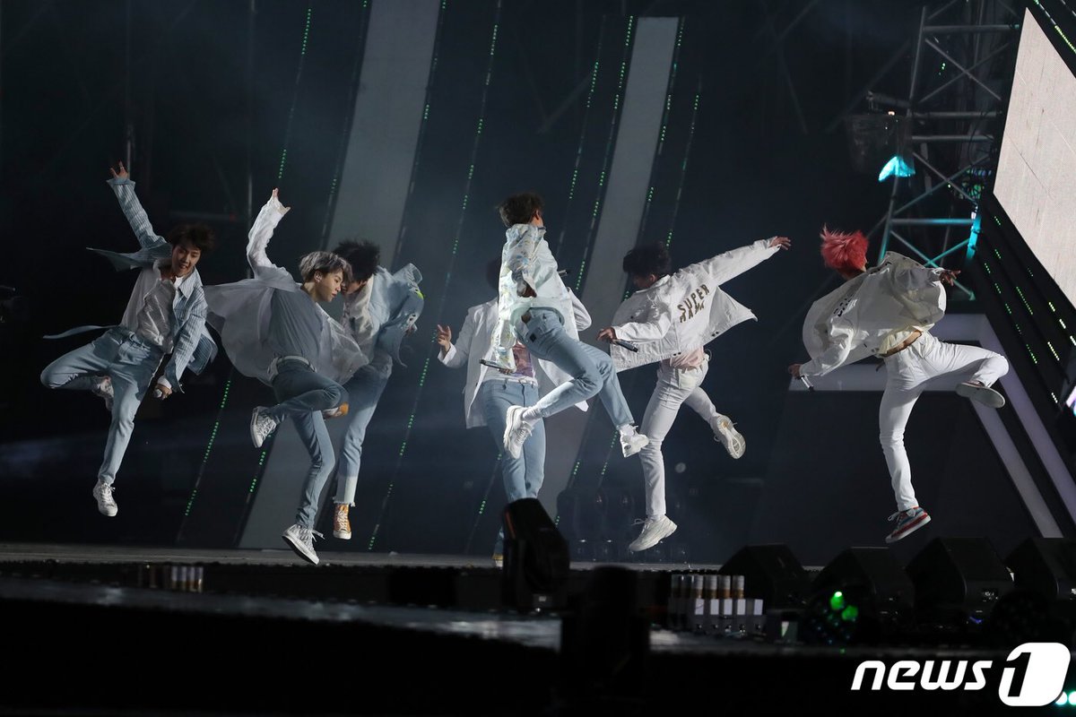 Let's fly with our beautiful wings in everywhere💜
<a href="/BTS_twt/">방탄소년단</a> #BBMAsTopSocial BTS #방탄소년단 #BTSxSuperConcert