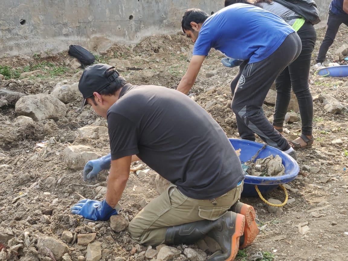 AfrozShah1's tweet photo. Week 184 .

River Mithi rejuvenation at full throttle .

Scorching heat and we match with our intense work .

Cleaning and then training people living on river banks to handle solid waste properly .

This is our bit on a hot day in Mumbai . https://t.co/zacar2mdpj