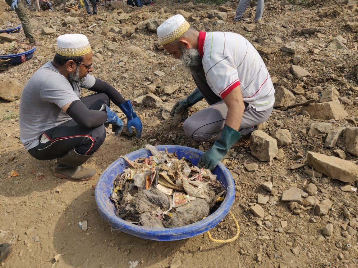 AfrozShah1's tweet photo. Week 184 .

River Mithi rejuvenation at full throttle .

Scorching heat and we match with our intense work .

Cleaning and then training people living on river banks to handle solid waste properly .

This is our bit on a hot day in Mumbai . https://t.co/zacar2mdpj