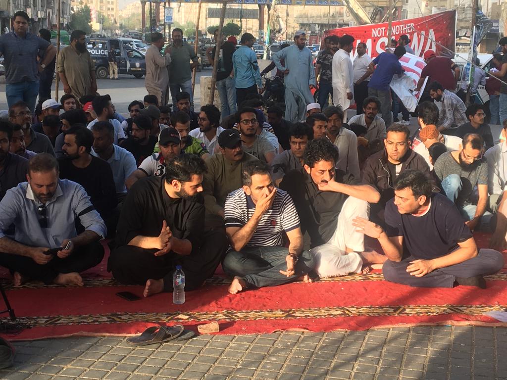 MJibranNasir's tweet photo. Dharna has started at Johar Mor (Main Rashid Minhas) by #Nashwa's father demanding inquiry commission under a Retd Supreme Court Judge to investigate and regulate all unregistered medical hospitals and clinics in Karachi to ensure no child loses their life #NotAnotherNashwa https://t.co/krxJFXrc6h