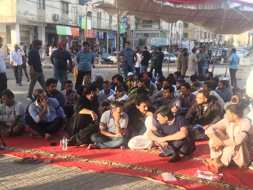MJibranNasir's tweet photo. Dharna has started at Johar Mor (Main Rashid Minhas) by #Nashwa's father demanding inquiry commission under a Retd Supreme Court Judge to investigate and regulate all unregistered medical hospitals and clinics in Karachi to ensure no child loses their life #NotAnotherNashwa https://t.co/krxJFXrc6h