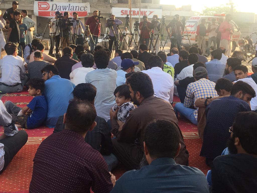 MJibranNasir's tweet photo. Dharna has started at Johar Mor (Main Rashid Minhas) by #Nashwa's father demanding inquiry commission under a Retd Supreme Court Judge to investigate and regulate all unregistered medical hospitals and clinics in Karachi to ensure no child loses their life #NotAnotherNashwa https://t.co/krxJFXrc6h