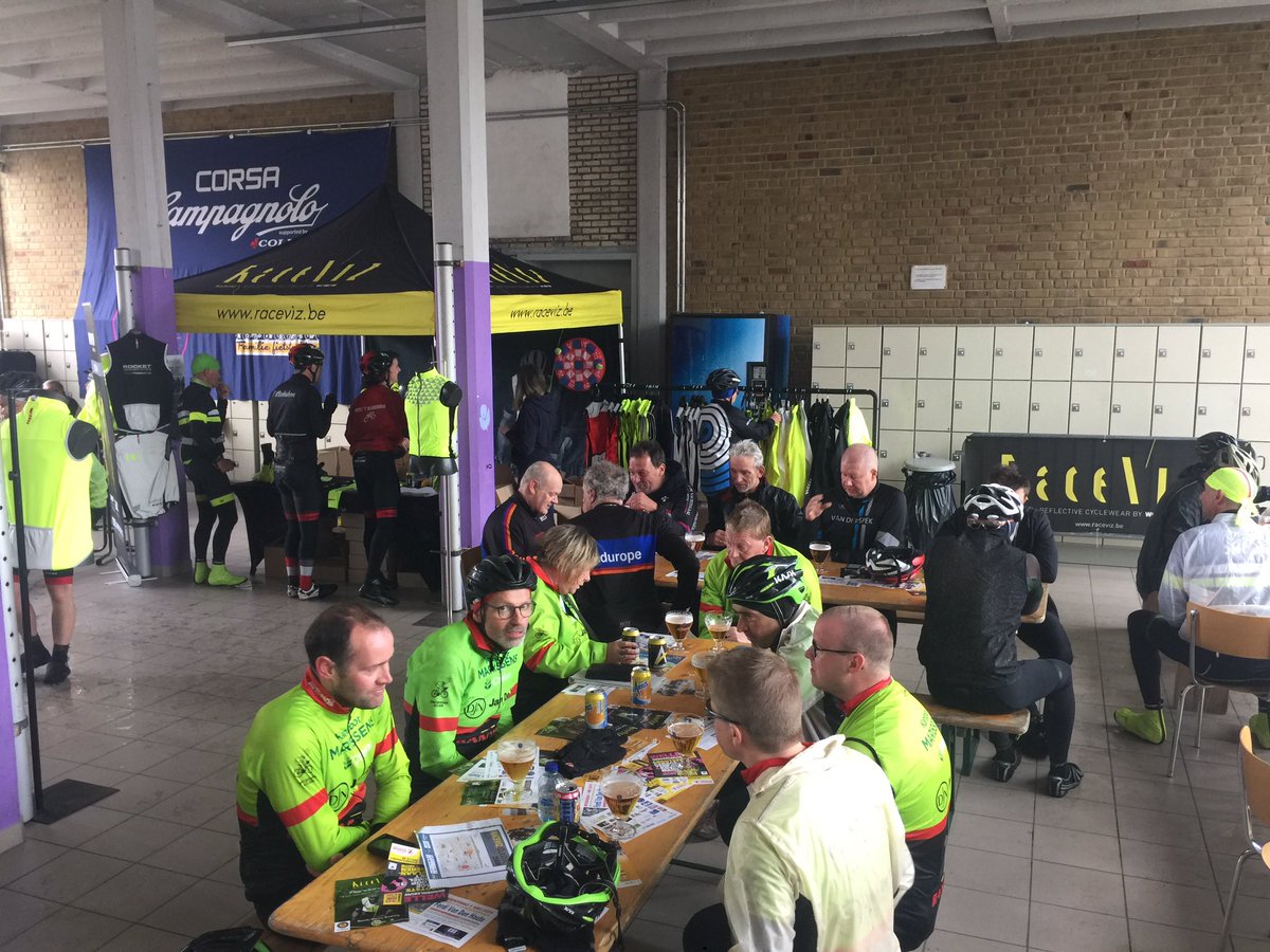 RaceViz's tweet photo. Bedankt aan iedereen die het slechte weer trotseerde tijdens de RaceViz Classic in Ninove💪 
#raceviz #wielertoerisme #hiviz #roadsafety #beseen #safecycling https://t.co/sDz2OhFwFH