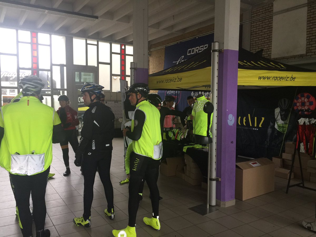 RaceViz's tweet photo. Bedankt aan iedereen die het slechte weer trotseerde tijdens de RaceViz Classic in Ninove💪 
#raceviz #wielertoerisme #hiviz #roadsafety #beseen #safecycling https://t.co/sDz2OhFwFH