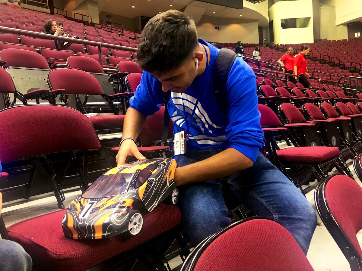mastandfurious's tweet photo. currently 8:10 and our drivers/mechanics are getting everything ready for today’s races !! 🤖@Ten80Ed. #mast1819 @mastandfurious @MDCPSDAS @MDCPS @STEMDesignation #Ten80NSL #SNLFinals @PhySciJMAST @josemartimast https://t.co/ZUfM708jQN