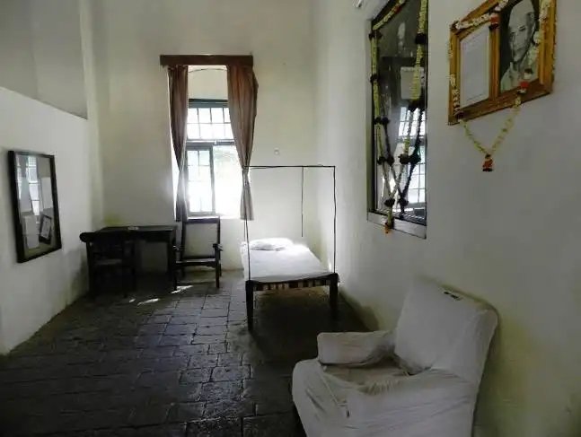 iyer_rn's tweet photo. @rishibagree @JhaSanjay Luxurious Jail where Nehru was lodged v/s  Veer  Savarkar's  in Cellular Prison. @ShefVaidya @sagenaradamuni @jspandey_ #ModiAaneWalaHai #ModiHaiToVikasHai https://t.co/mpyt607U9d