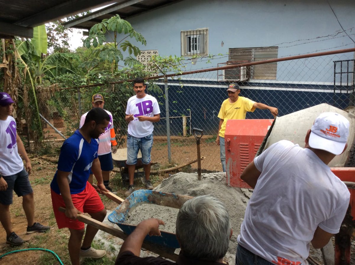 GLORIACAMANO's tweet photo. Aplausos para #AmbrocitaAlcalde de Montijo y Equipo de Trabajo #1000BuenasAcciones apoyando Fundación Teresa de Jesús.
#CierreDistinto
@BlandonJose para lograr el #CambioProfundo se requiere voluntad, compromiso y mucha experiencia #BlandonPresidente @OndasCentrales https://t.co/FpZzdI0qHb