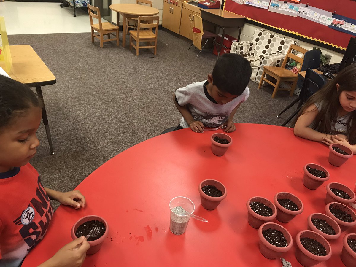 MsLorenKelly's tweet image. Planting is so much fun when we’re doing it together! #learningwhilehavingfun @bakerelembears #JourneytoAWE