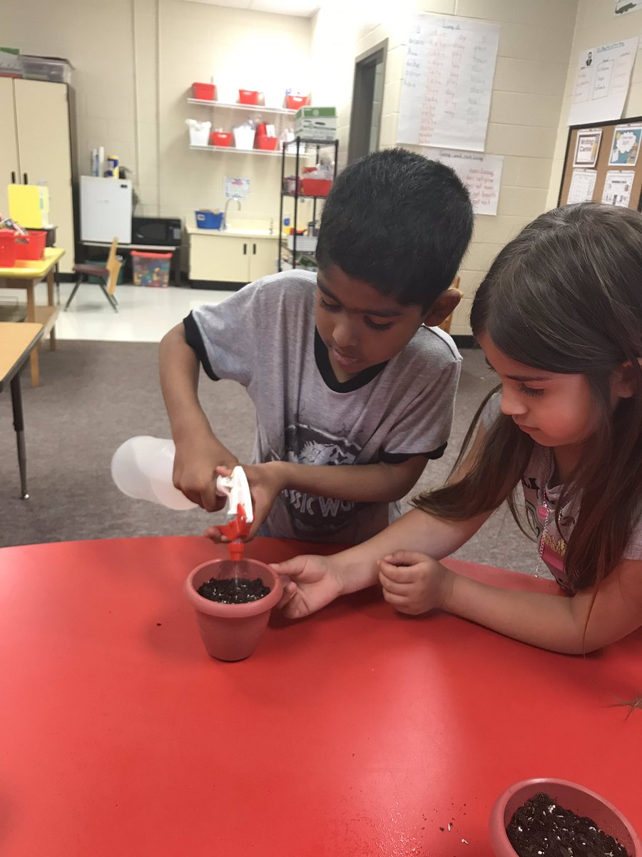 MsLorenKelly's tweet image. Planting is so much fun when we’re doing it together! #learningwhilehavingfun @bakerelembears #JourneytoAWE