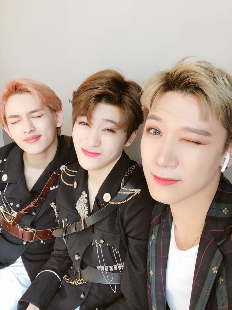 ขำไรรู้ป่ะ ขำความแจฮยอนอยู่ตรงกลางทุกรูป 55555555555