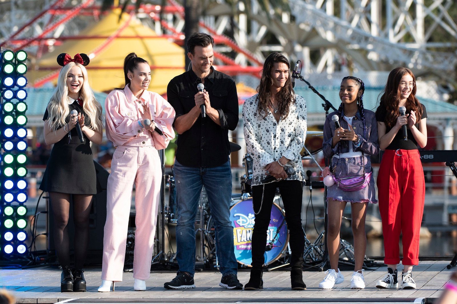 ディズニー チャンネル公式 ディズニー カリフォルニア アドベンチャーで ディズニー チャンネル スター達が多数登場 ゲストと楽しい時間を過ごしました ダヴ ソフィア ブーブー レイブン メグ ドネリーのほか アンディ マック キム