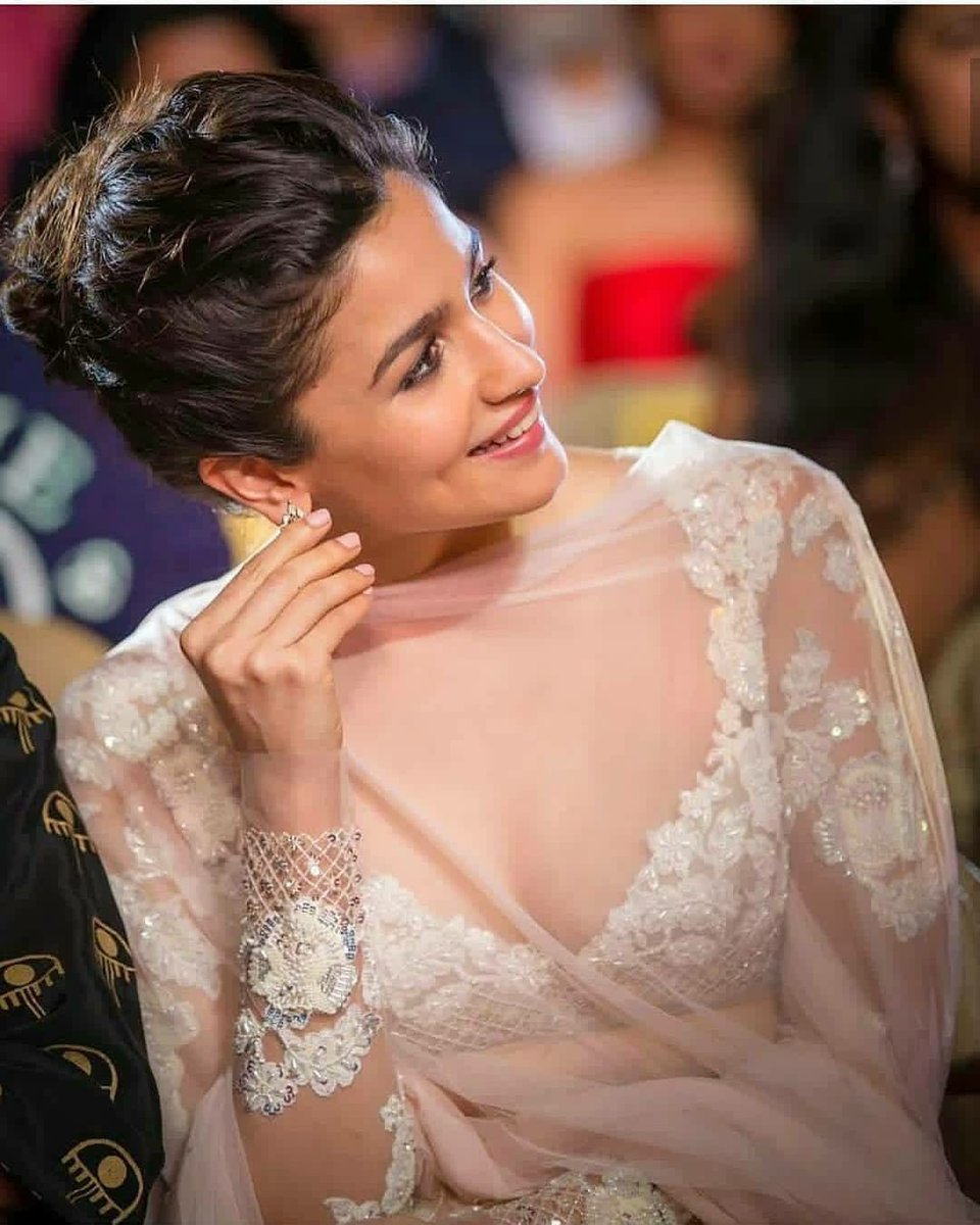 FilmyWave's tweet photo. Can die for her smile, Alia Bhatt 😘 ❤️
.
.
#aliabhatt #actress #bollywood #filmywave https://t.co/7xji1crsLF