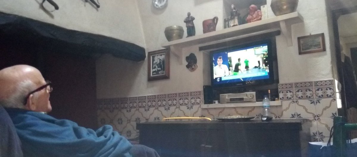 nanacferreira's tweet photo. O meu avô tem Alzheimer, tem uma merda de uma doença que lhe desfaz as memórias todas . Mas esta, hoje , eu faço questão que ele tenha . 💚 #AtéAoFim #FutsalSCP https://t.co/GVeE85DOib