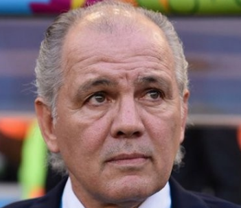 DamianGiovino's tweet photo. "Ser exitoso es ser como Bielsa. Ser una persona honesta, con principios. Ser digno, ser íntegro. Dejar una enseñanza. Hacer mejores personas a tus jugadores" - Alejandro Sabella https://t.co/ifgExDBFbA