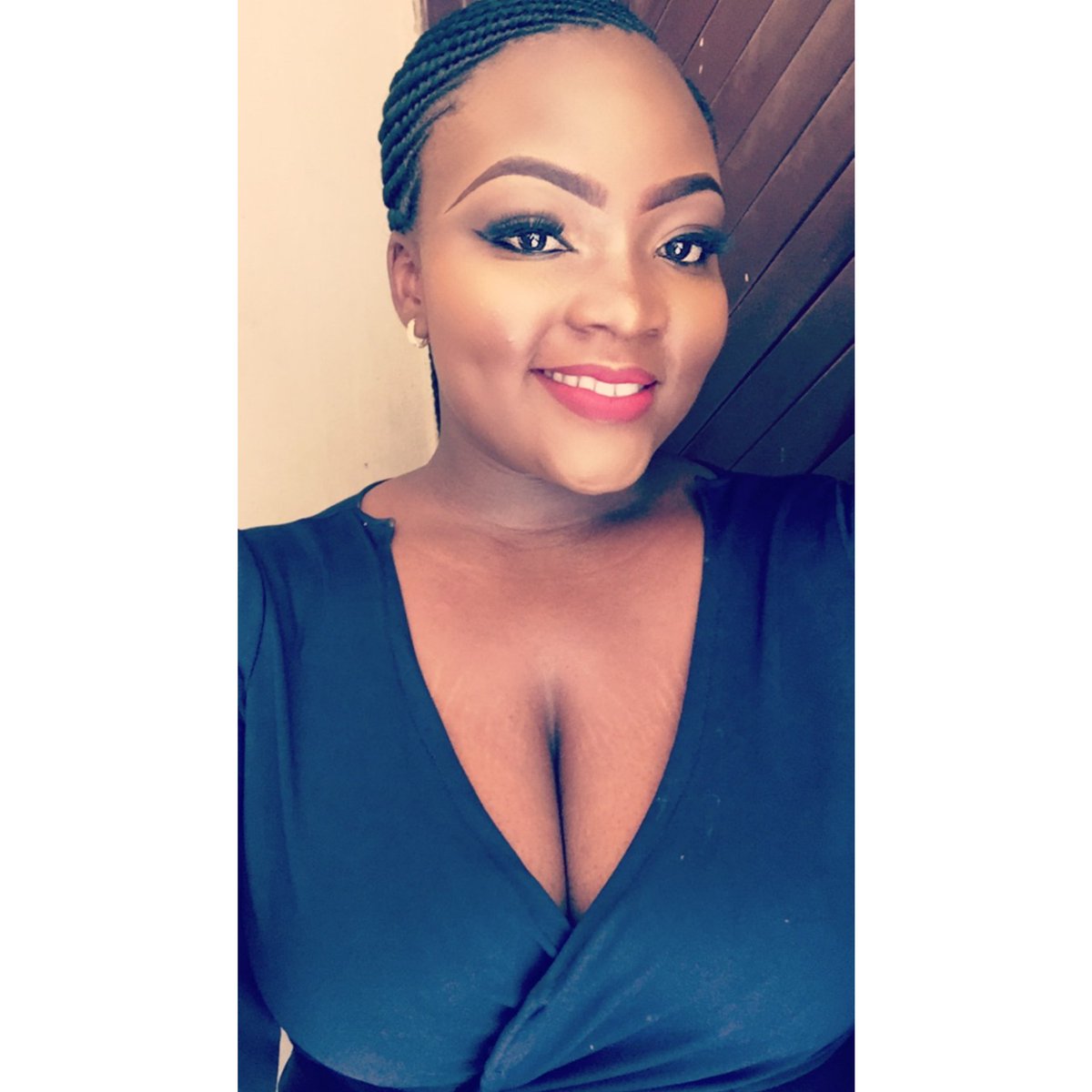 BigberryWomann's tweet photo. Face is glowing
Hair is growing
Life is flowing
A touch from @niolastouch
#glowsunday #makeup #muse #plussizefashion #plus https://t.co/VSGfnaUar3