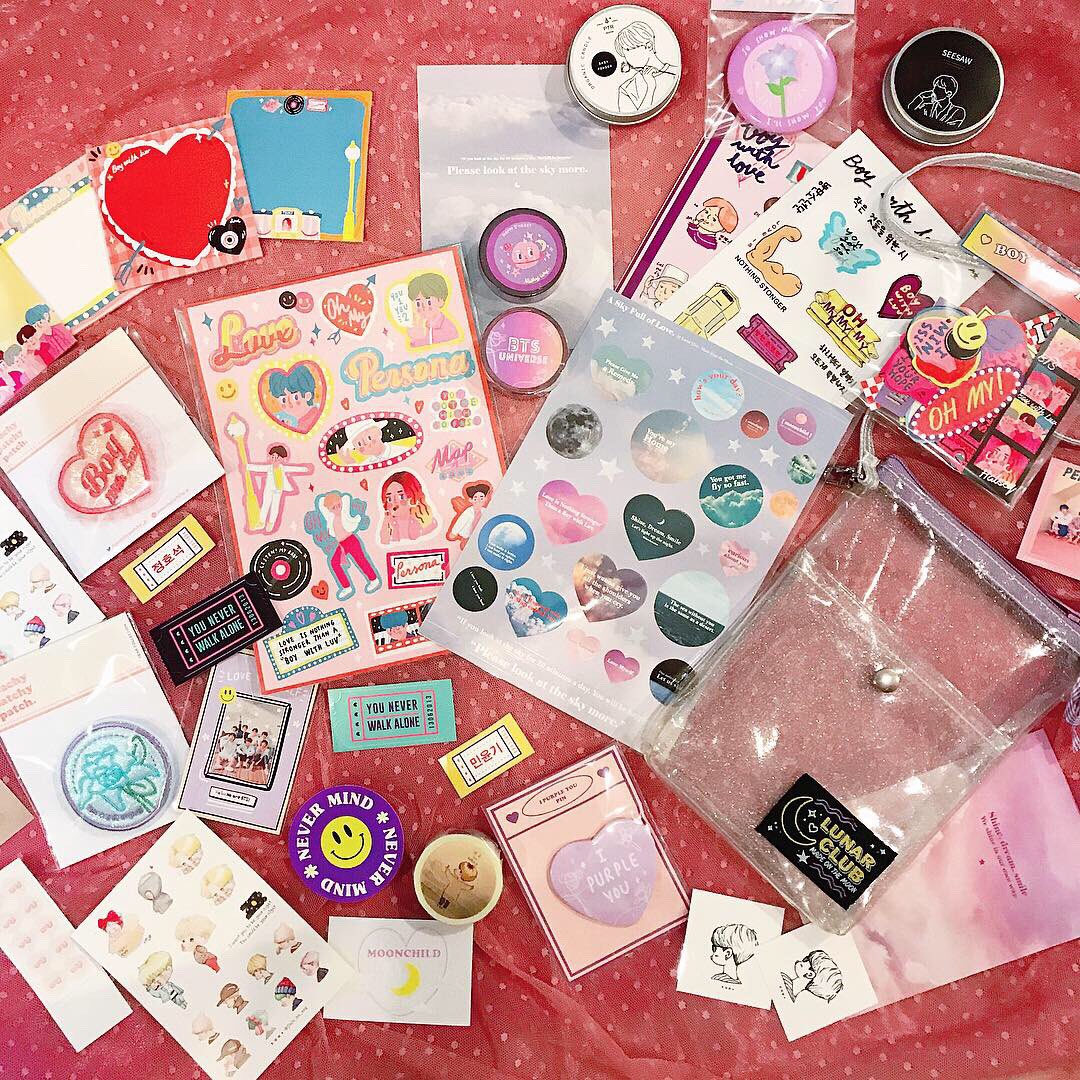 iadorechuu's tweet photo. 💌รีวิว #fdamarket2 & #ตลาดนัดบังทันSS3 น่ารักทุกร้านเลยตามไปอุดหนุนกันได้น้า☺️ @peachypatchy_p @fin_studio @_milkyway94 @LunarClubMade 💜
ขอบคุณน้อง @IdolShop__TH พี่ @jawa_n95 และน้อง @anptk_ สำหรับของฝากน่ารักๆด้วยน้า💕
แอบมีสตก.คุณมูน @21_7GB & คุณ @PAAMPOMAQ น่ารักมั่กๆ🥰 https://t.co/xF8RIaT5DN
