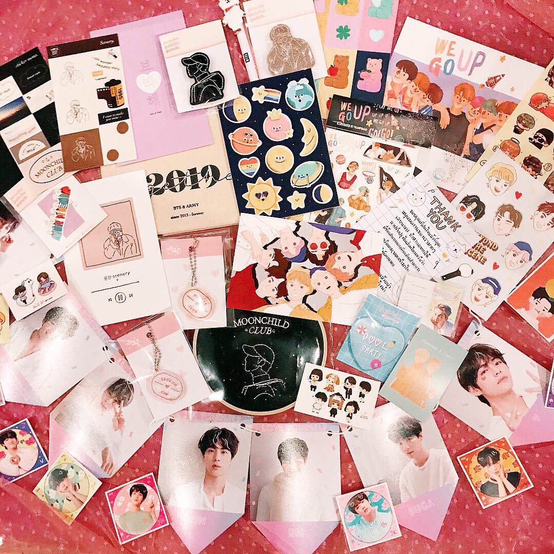 iadorechuu's tweet photo. 💌รีวิว #fdamarket2 & #ตลาดนัดบังทันSS3 น่ารักทุกร้านเลยตามไปอุดหนุนกันได้น้า☺️ @peachypatchy_p @fin_studio @_milkyway94 @LunarClubMade 💜
ขอบคุณน้อง @IdolShop__TH พี่ @jawa_n95 และน้อง @anptk_ สำหรับของฝากน่ารักๆด้วยน้า💕
แอบมีสตก.คุณมูน @21_7GB & คุณ @PAAMPOMAQ น่ารักมั่กๆ🥰 https://t.co/xF8RIaT5DN