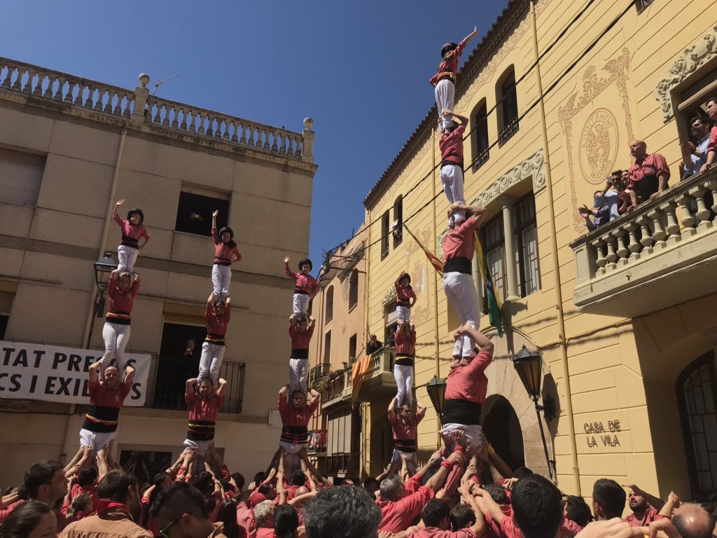 This morning we were in Riudoms, where we completed our first double-based 2of8, and 5of8 of the season, as well as a 4of8. #HumanTowers #castellers
