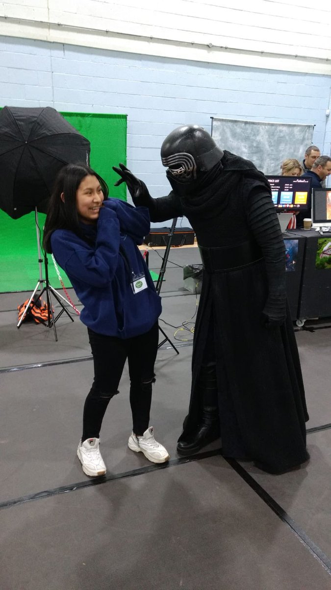 yeteaminfinity's tweet photo. Kylo trying to get a free product? The force is strong with this team @Thames_Con https://t.co/Y8Fe12DTXj