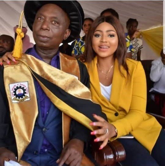 gidipurity's tweet photo. Video: Harrysong Performs For Regina Daniels And Husband https://t.co/EmY1d5w1eY https://t.co/WVZKoZNZjs