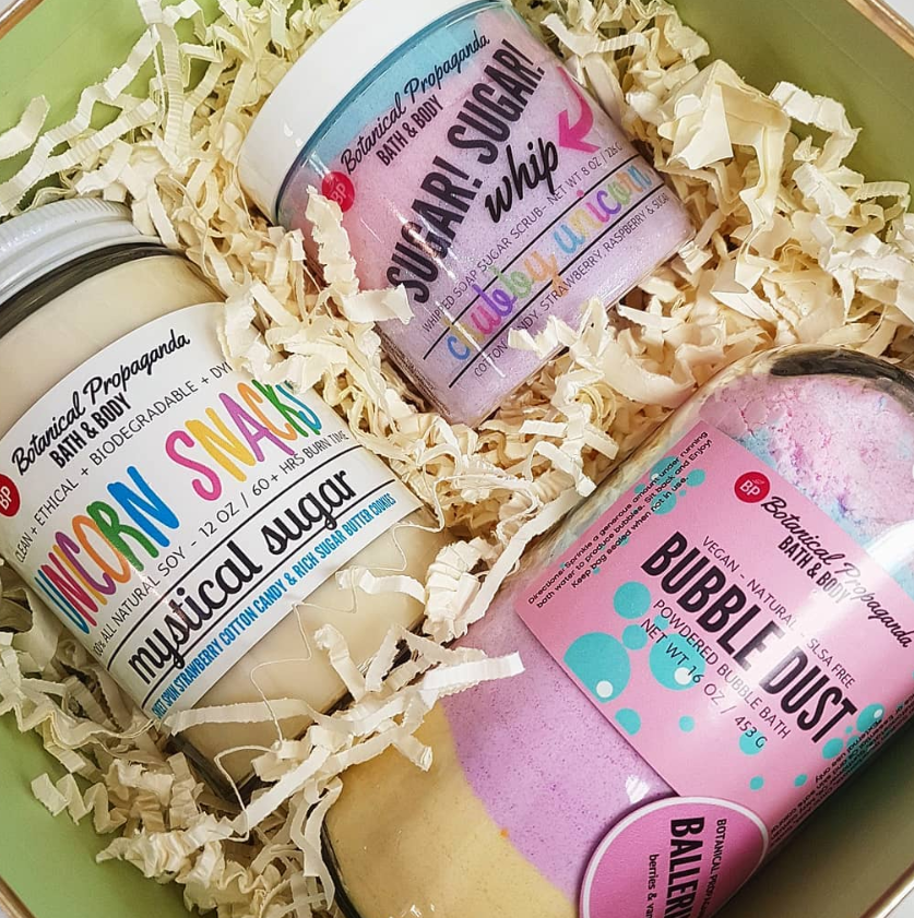 BotanicalProp's tweet photo. 🦄What do Unicorn Snacks, Chubby Unicorns and Rainbows have in common?🦄 They are all part of our #Unicorn #GiftBox!
#IndieBathAndBody #SoyCandles #Scrubs #BubbleDust
#smallbusiness @KWAwesome #CbridgeOn
Available @stjacobsmarket @stjacobsvillage
https://t.co/UaM0LuwHaL https://t.co/ikN5bKQ9AA