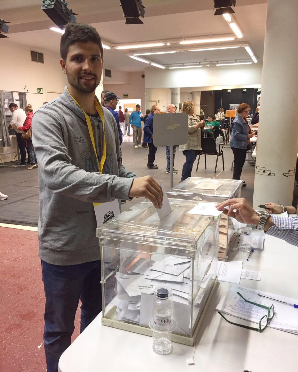 juntspersab's tweet photo. El nostre candidat David Romero exercint el seu dret a vot.

“Junts votem a les Espanyoles per aconseguir portar al congrés futures propostes municipals”

#viscasantandreu #santandreudelabarca https://t.co/OaMN6uhRTj