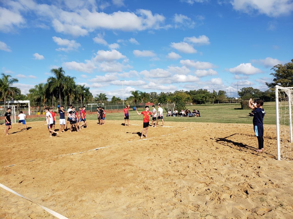 #BeachHandball 🤾‍♂️

Con un ☀️ radiante, se está llevando a cabo un nuevo entrenamiento de beach para las categorías 2004/05 bajo las órdenes de Rodrigo Cleppe.