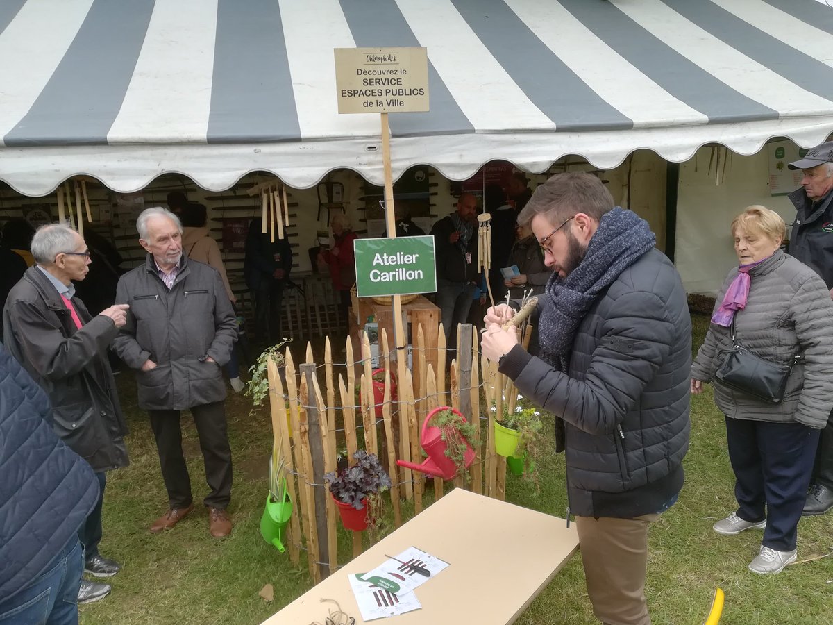 LaGarillere's tweet photo. Plusieurs habitants de la Garillère présents sur #Chloroph_iles. L'occasion d'échanger avec le service des espaces verts de #StSebastien sur l'entretien des jardins, et avec l'association des amis de #SaintSebastiensurLoire sur l'histoire de notre quartier. https://t.co/5WpAgYDsYH