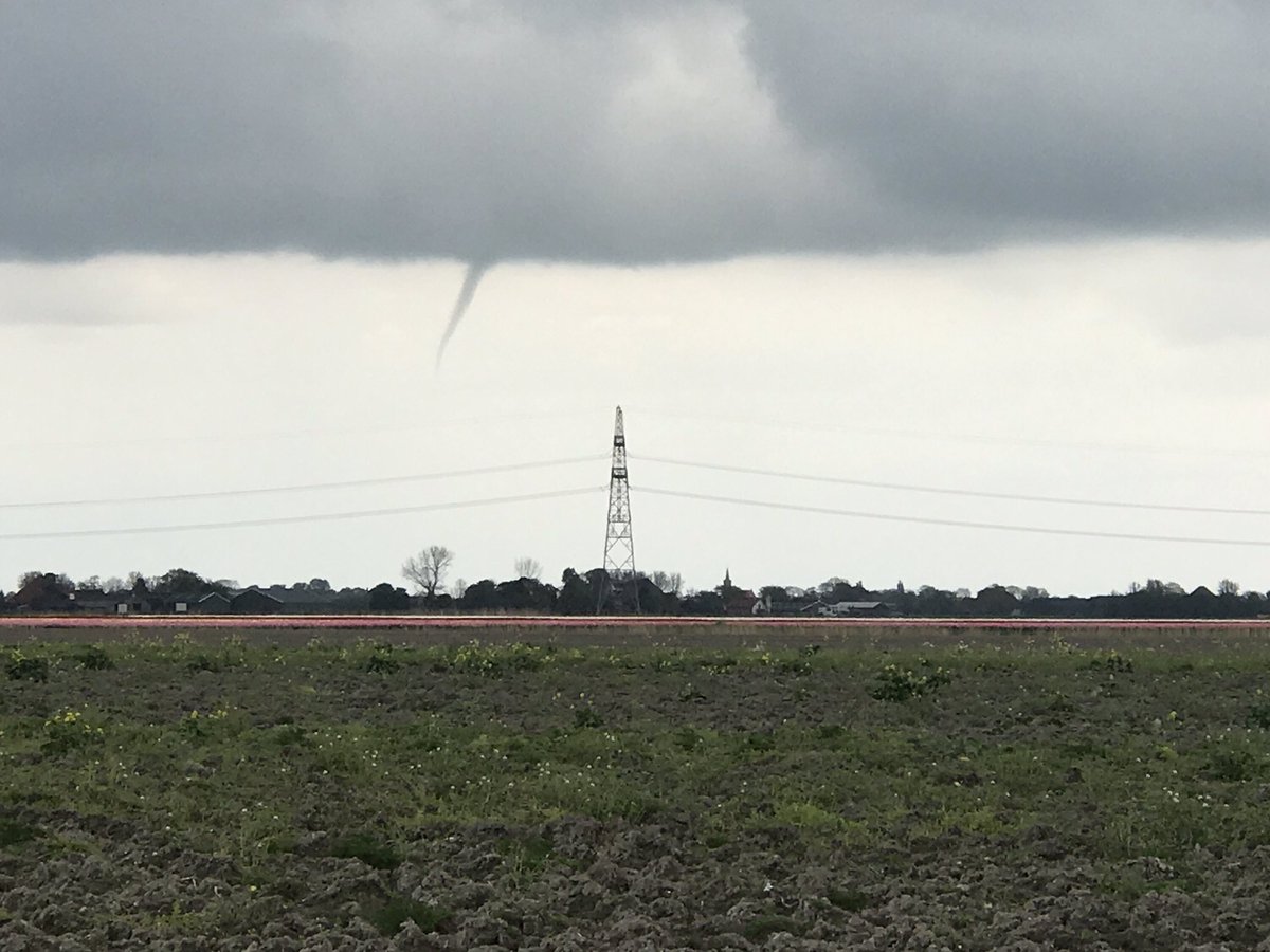 bas_cornelissen's tweet photo. #tornado #windoos vanuit Stompetoren zichtbaar! https://t.co/UvrneRktts