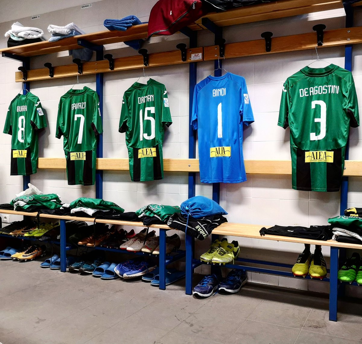 PordenoneCalcio's tweet photo. Divise Classic schierate in spogliatoio ๐ alle 18:30 sarร #PordenoneGiana โฝ๏ธ
Sulla praticabilitร del campo deciderร l'arbitro. Quindi #TuttiAlBottecchia โซ๐
#ForzaRamarri https://t.co/R81TU33hGE