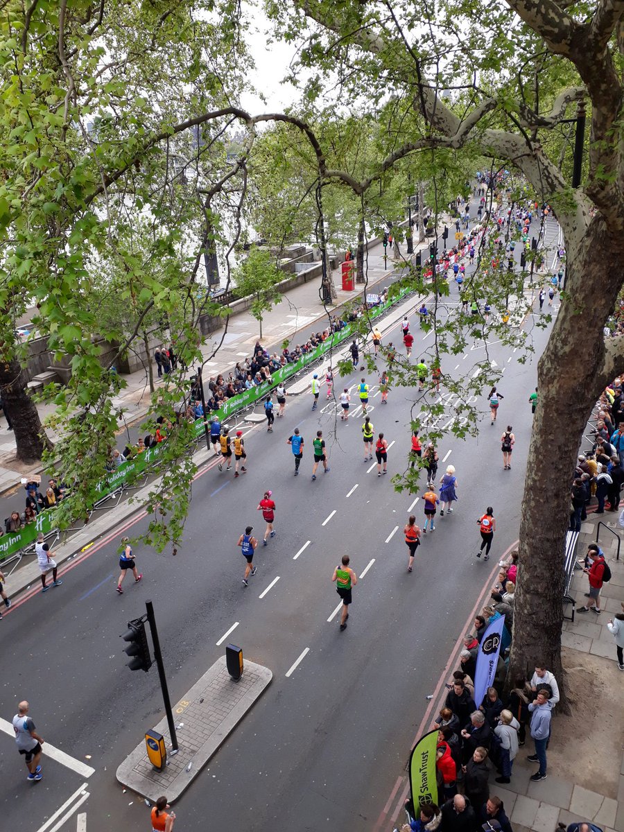 MrPB_Esq's tweet photo. Looking good from Waterloo Bridge, you amazing #ThanksABillion #LondonMarathon people! ❤
#TeamMind #Voluncheering 
#MentalHealthMatters 💙
#ItsOKNotToBeOK 💙
@LondonMarathon
@MindCharity https://t.co/hRRPPAYBRP