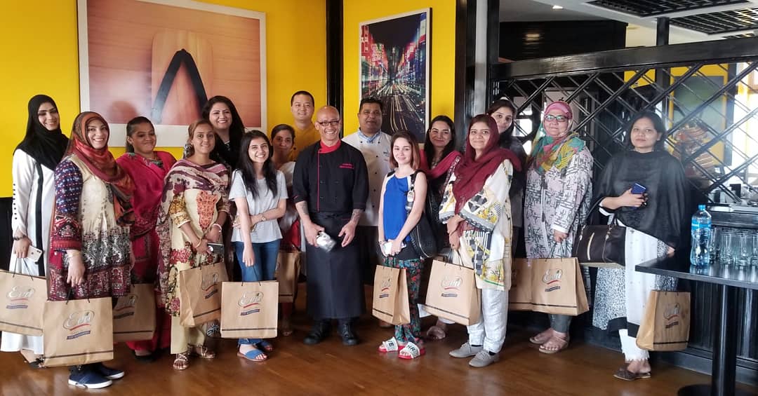 AvariTowers1986's tweet photo. And its a wrap for our Fusion Cooking Class.

Thankyou for learning with us!

What's next? 

#AvariTowersKHI #FusionCookingClass #wrap #EvaCookingOil https://t.co/TyVcahzOpG