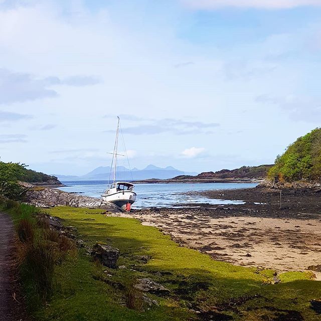 Samlaman Bay, near Glenuig looking to Eigg

#ardnamurchan #moidart #eigg #scotland #westcoast #westhighlands #coast #visitscotland #travel #ilovescotland #igscotland bit.ly/2La79id