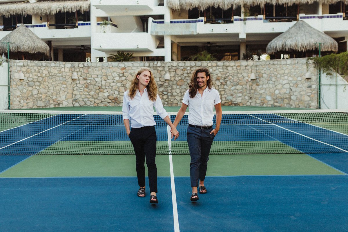 Having daydreams of ocean waves palm trees after peeking at this #beachy #destinationwedding → buff.ly/2HseLWJ  Image by Ricardo Quintana Photography