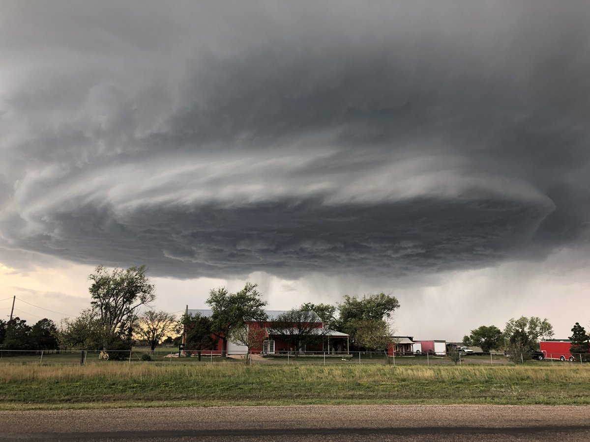 Link13Dave's tweet image. Saw this south of Amarillo last night! It looked a lot worse than it was. It ended up just #raining. #storm #stormcloud #cloud